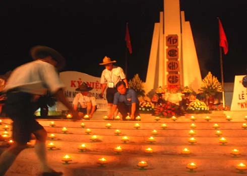 Hàng nghìn người thắp nến, thả hoa đăng tri ân liệt sĩ ảnh 1