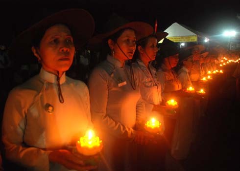 Hàng nghìn người thắp nến, thả hoa đăng tri ân liệt sĩ ảnh 2