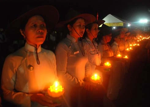 Hàng nghìn người thắp nến, thả hoa đăng tri ân liệt sĩ ảnh 2