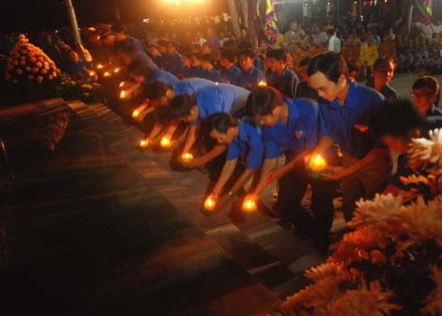 Hàng nghìn người thắp nến, thả hoa đăng tri ân liệt sĩ ảnh 3