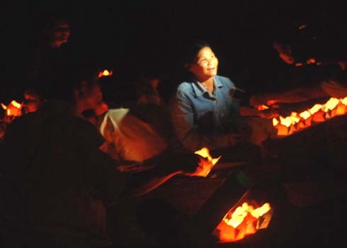 Hàng nghìn người thắp nến, thả hoa đăng tri ân liệt sĩ ảnh 4