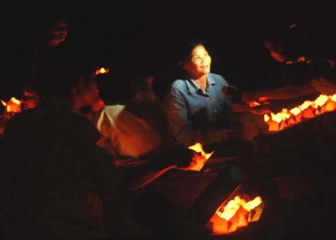 Hàng nghìn người thắp nến, thả hoa đăng tri ân liệt sĩ ảnh 4