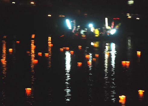 Hàng nghìn người thắp nến, thả hoa đăng tri ân liệt sĩ ảnh 5