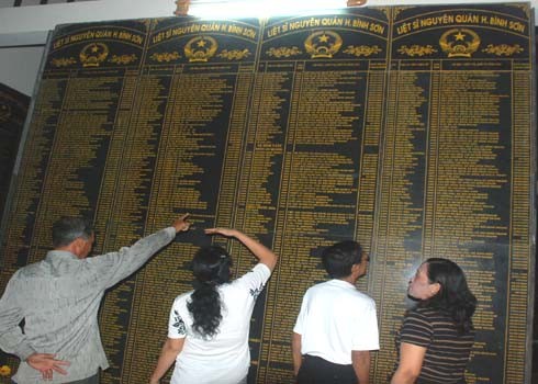 Hàng nghìn người thắp nến, thả hoa đăng tri ân liệt sĩ ảnh 6