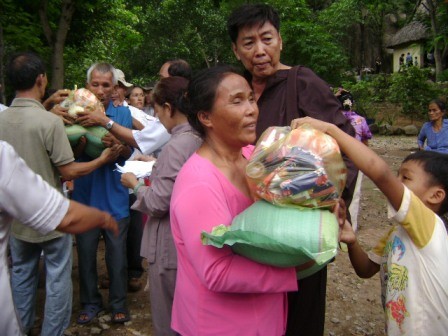 Đạo tràng Pháp Hoa Q.Bình Thạnh tặng 660 phần quà từ thiện ảnh 1 11111Picture 189.jpg