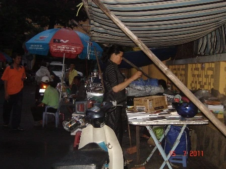 A TU TAP TRUOC CHUA.JPG