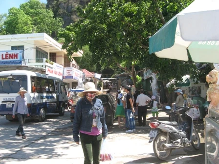 Cổng A khu Danh thắng Ngũ Hành Sơn, các quày hàng và đội quân bán hàng lưu niệm dưới chân núi lộn xộn, bát nháo.jpg