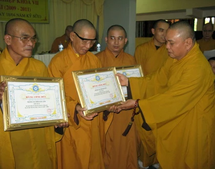 HT thienphap trao bang cong duc.jpg