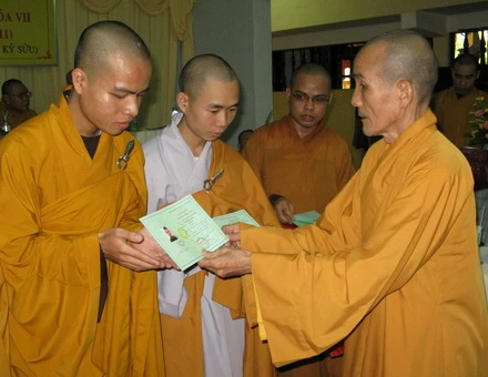 HT.thichminhhien trao chung chi tot nghiep_jpg.jpg