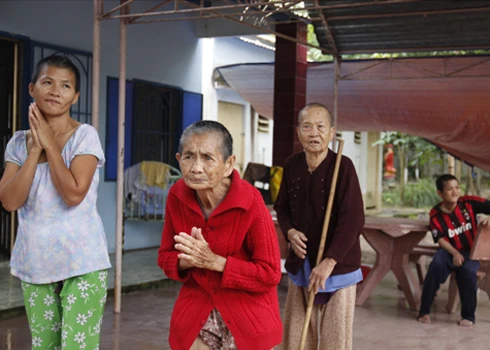 Những cụ già đang nương thân nơi cửa từ bi. Ảnh: Thi Ngoan