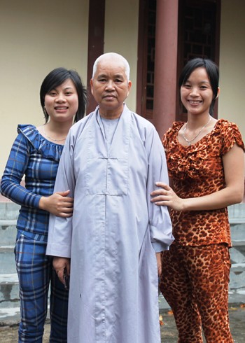 Sư cô Huệ Đức cùng hai cử nhân vừa tốt nghiệp Đại học Y Dược Huế là Hồ Thị Hiền (mặc đồ màu xanh) và Hà Thị Hạnh được bà cưu mang từ khi còn nhỏ. Ảnh: Thi Ngoan Sư cô Huệ Đức và hai cử nhân vừa tốt nghiệp Đại học Y Dược Huế là Hồ Thị Hiền và Hà Thị Hạnh. Ảnh: Thi Ngoan.
