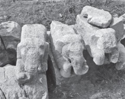 Quần thể tu viện Abhayagiri ảnh 2 mot vai tan tich bang da.jpg