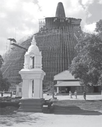 Quần thể tu viện Abhayagiri ảnh 1 thap Abhayagiri.jpg