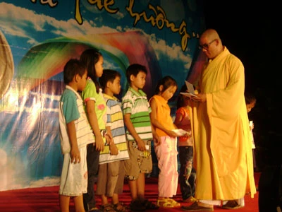 1 dem ca nhac tu thien.jpg