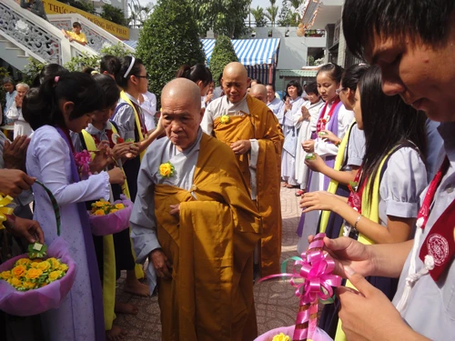 Tiền Giang: Ni viện Tịnh Nghiêm tổ chức lễ Tự tứ và Vu lan 2011 ảnh 2 chu.jpg