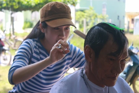 Nghệ sĩ TP.HCM đến với người nghèo vùng biên ảnh 4 11.JPG