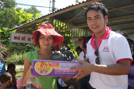 Nghệ sĩ TP.HCM đến với người nghèo vùng biên ảnh 2 6.JPG