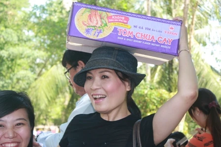 Nghệ sĩ TP.HCM đến với người nghèo vùng biên ảnh 5 9.JPG