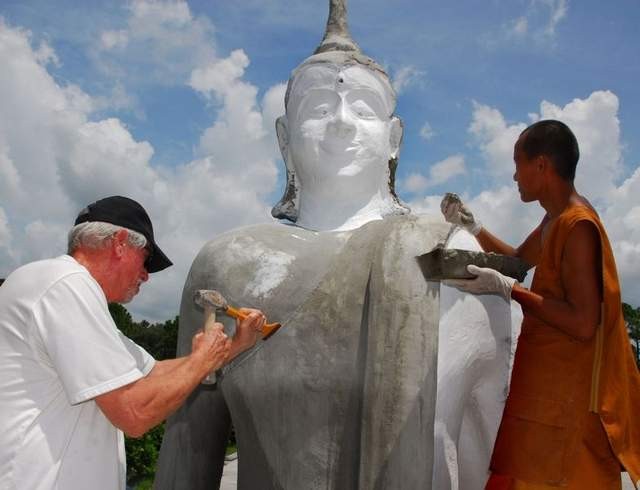 Úc: Nhà sư xây tượng Phật tại Melbourne ảnh 1 Sư Pairoj Kongkerd và Ron Turan đang làm việc.jpg