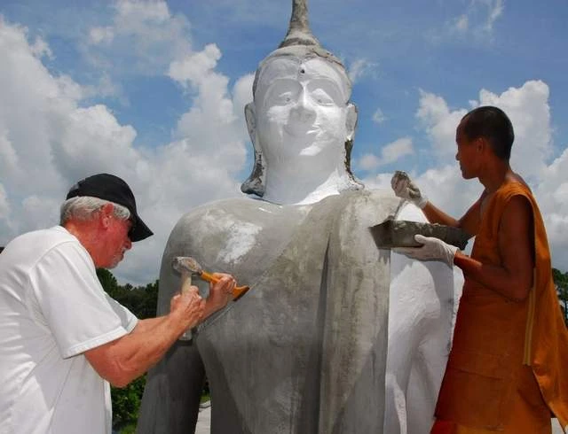 Sư Pairoj Kongkerd và Ron Turan đang làm việc.jpg