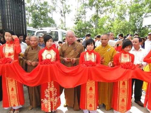 Cắt băng khánh thành cổng Tam quan 1.jpg
