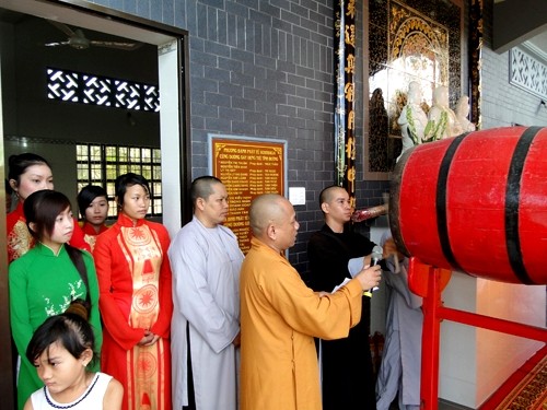Trống Bát Nhã khai trương phòng thuốc.jpg