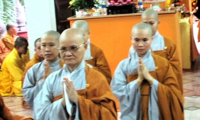 chư ni quận Tân Bình đảnh lễ cầu giáo sắc tự tứ.jpg