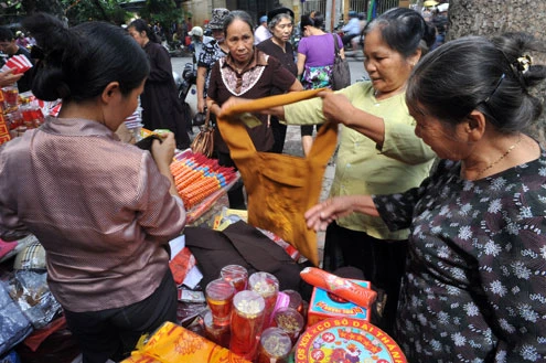 Người dân tấp nập đi chùa lễ Vu lan ảnh 11