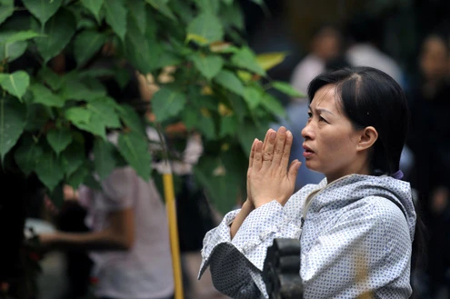 Người dân tấp nập đi chùa lễ Vu lan ảnh 7