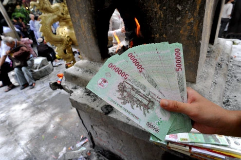 Người dân tấp nập đi chùa lễ Vu lan ảnh 10