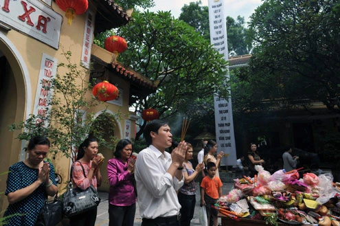 Người dân tấp nập đi chùa lễ Vu lan ảnh 1