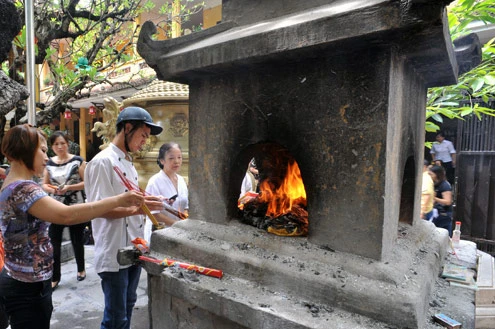 Người dân tấp nập đi chùa lễ Vu lan ảnh 9