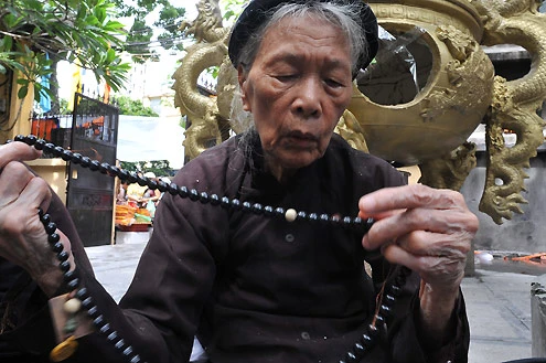 Người dân tấp nập đi chùa lễ Vu lan ảnh 5