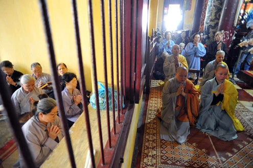 Người dân tấp nập đi chùa lễ Vu lan ảnh 3