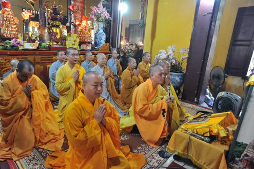 Người dân tấp nập đi chùa lễ Vu lan ảnh 2