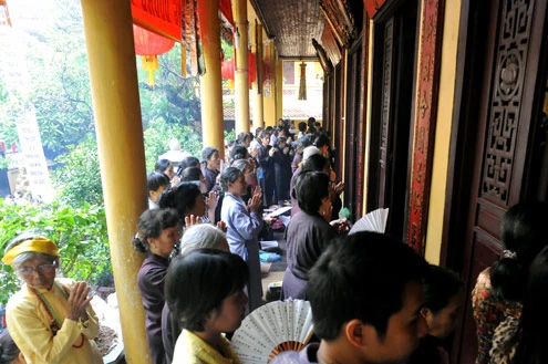 Người dân tấp nập đi chùa lễ Vu lan ảnh 4