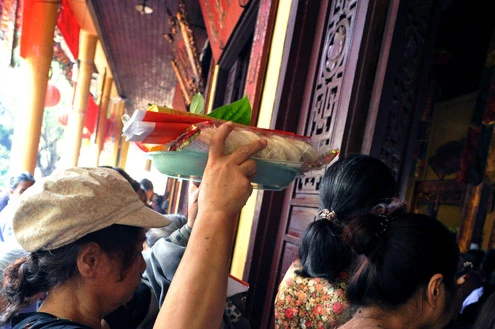 Người dân tấp nập đi chùa lễ Vu lan ảnh 6