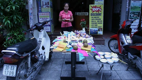 Cúng xá tội vong nhân trên phố Bát Đàn