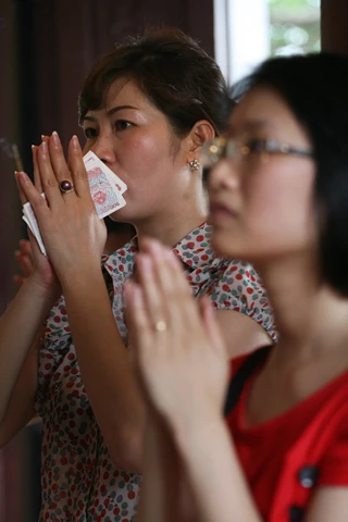 Chen chân lên chùa ngày lễ Vu lan ảnh 13