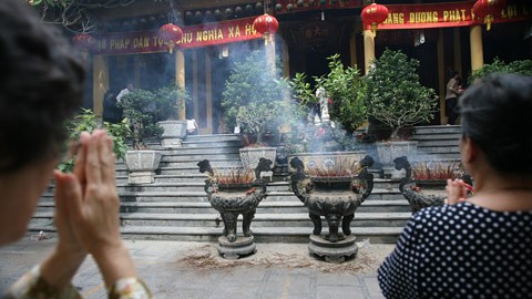 Người dân đi lễ tại chùa Quán Sứ Người dân đi lễ tại chùa Quán Sứ