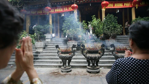 Người dân đi lễ tại chùa Quán Sứ