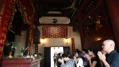 Người dân đi lễ tại chùa Quán Sứ