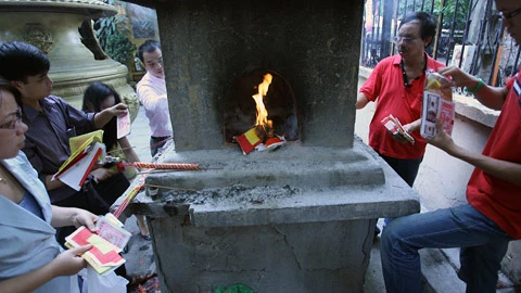 Người dân đi lễ tại chùa Quán Sứ