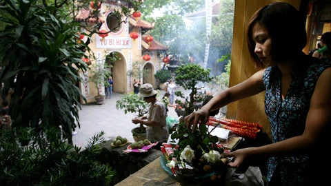 Người dân đi lễ tại chùa Quán Sứ