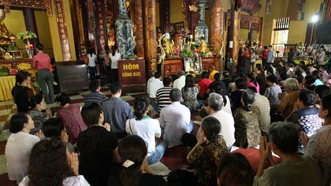 Người dân đi lễ tại chùa Quán Sứ Người dân đi lễ tại chùa Quán Sứ