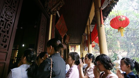 Người dân đi lễ tại chùa Quán Sứ Người dân đi lễ tại chùa Quán Sứ