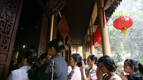 Người dân đi lễ tại chùa Quán Sứ