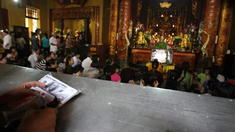 Người dân đi lễ tại chùa Quán Sứ