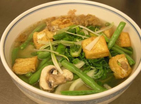 Tịnh tâm phở chay mùa Vu lan ảnh 2 Với nguyên liệu từ thực vật, phở chay mang lại hương vị ngọt mát, thanh tịnh.