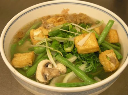 Với nguyên liệu từ thực vật, phở chay mang lại hương vị ngọt mát, thanh tịnh.